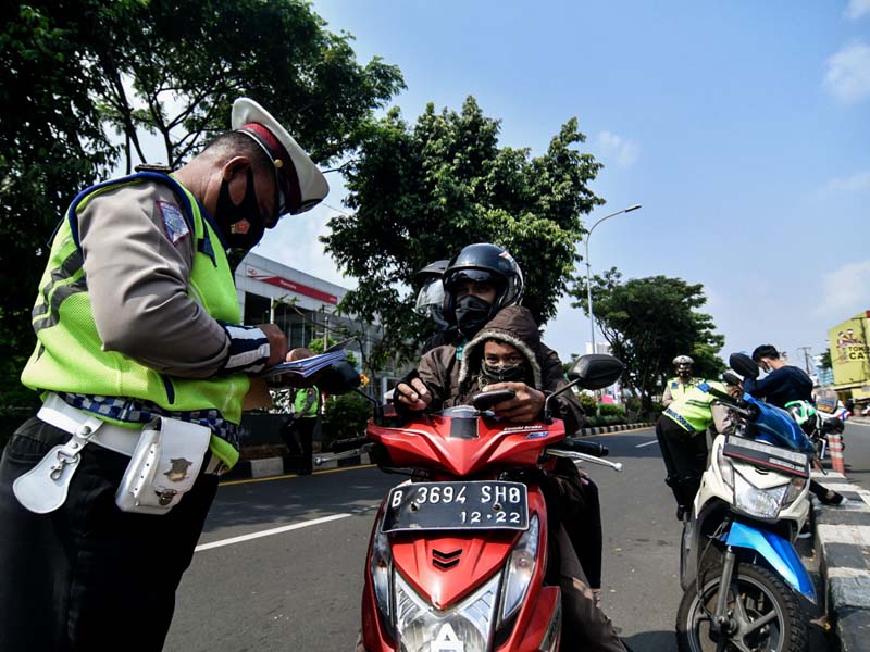 Razia Pengendara Motor dan Angkot di Lajur Cepat