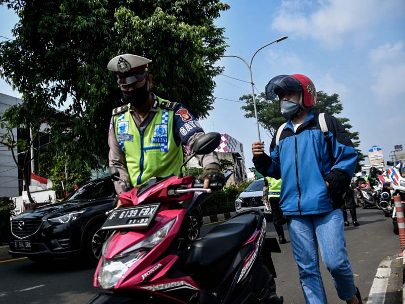 Razia Pengendara Motor dan Angkot di Lajur Cepat