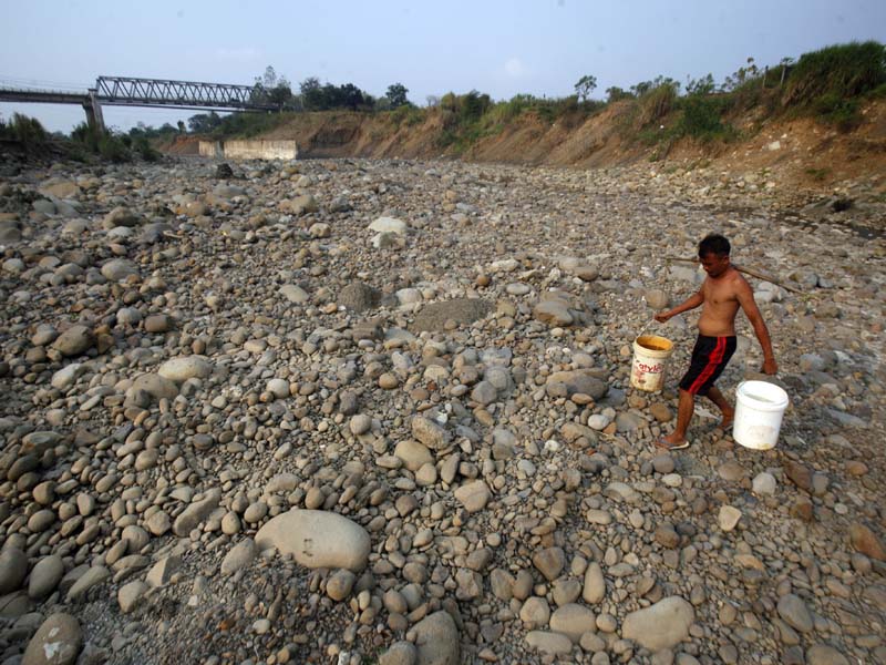 Dasar Sungai Cipamingkis Mengering 