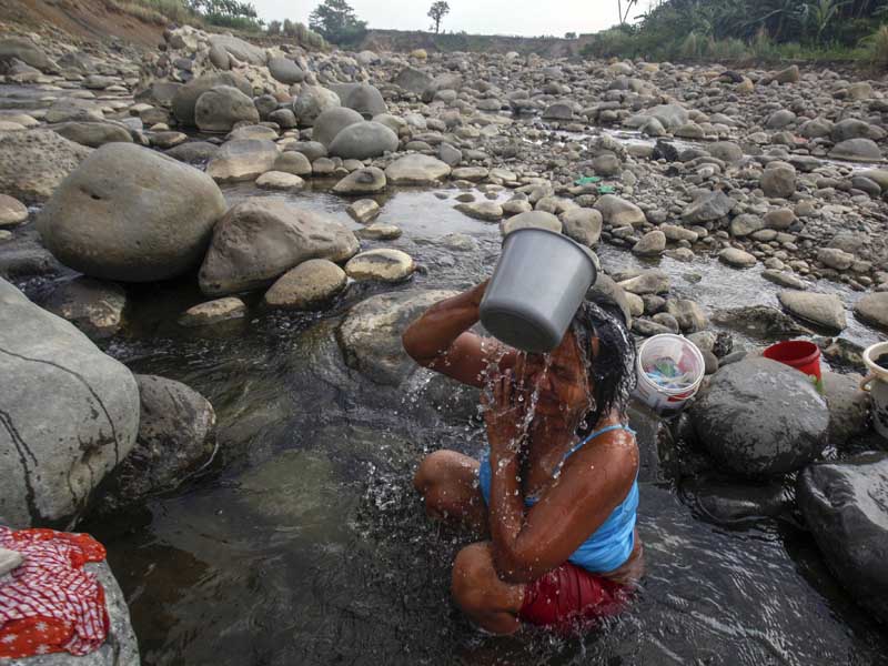 Dasar Sungai Cipamingkis Mengering 