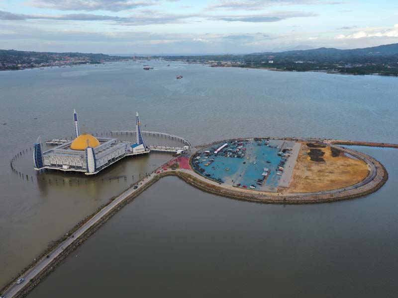 Masjid Di Tengah Teluk Kendari