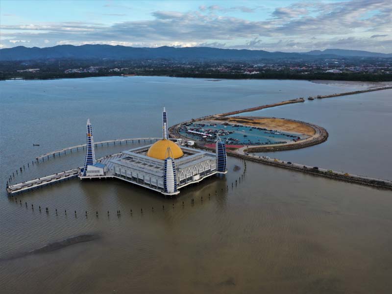 Masjid Di Tengah Teluk Kendari