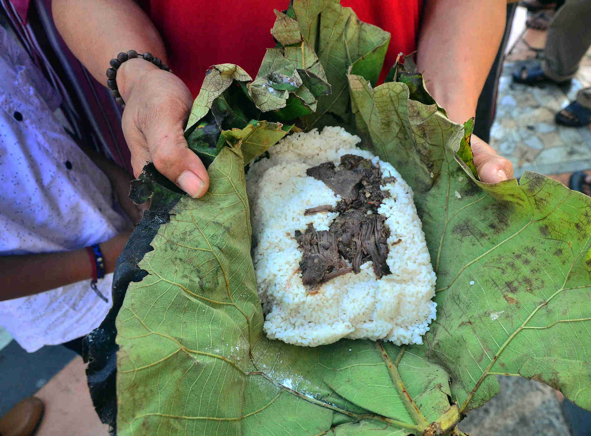 Tradisi Bagikan Nasi Jangkrik Berlauk Daging  