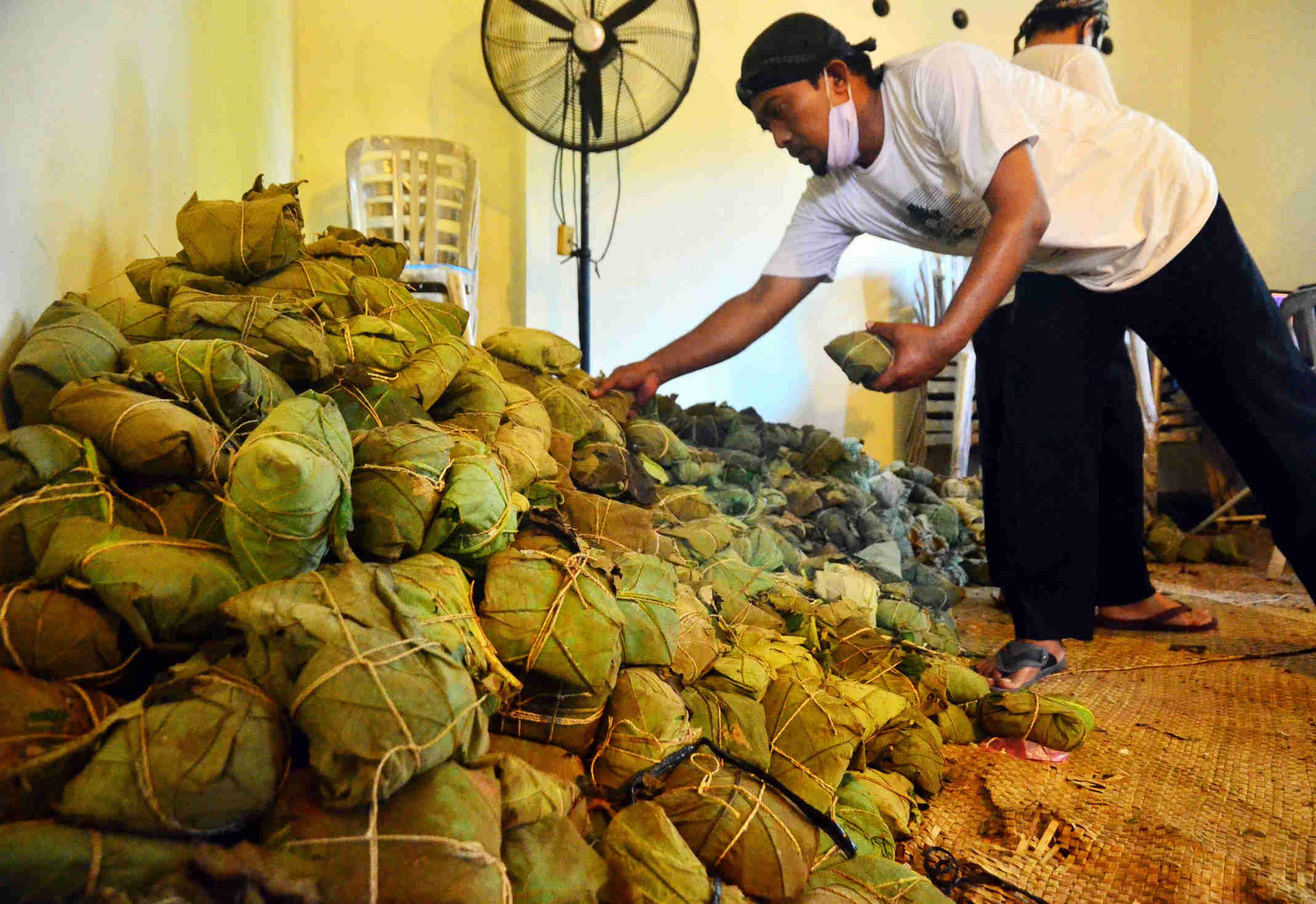 Tradisi Bagikan Nasi Jangkrik Berlauk Daging  