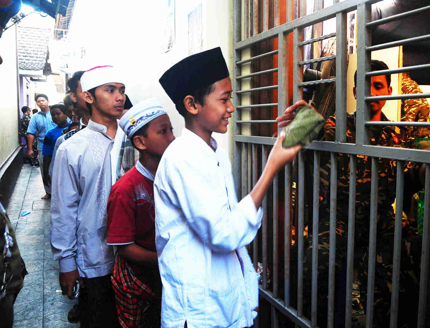 Tradisi Bagikan Nasi Jangkrik Berlauk Daging  