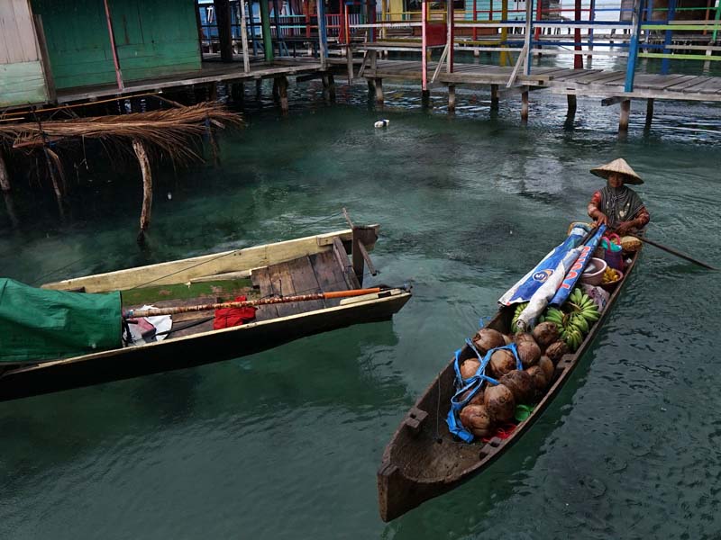 Pedagang Keliling Menggunakan Perahu