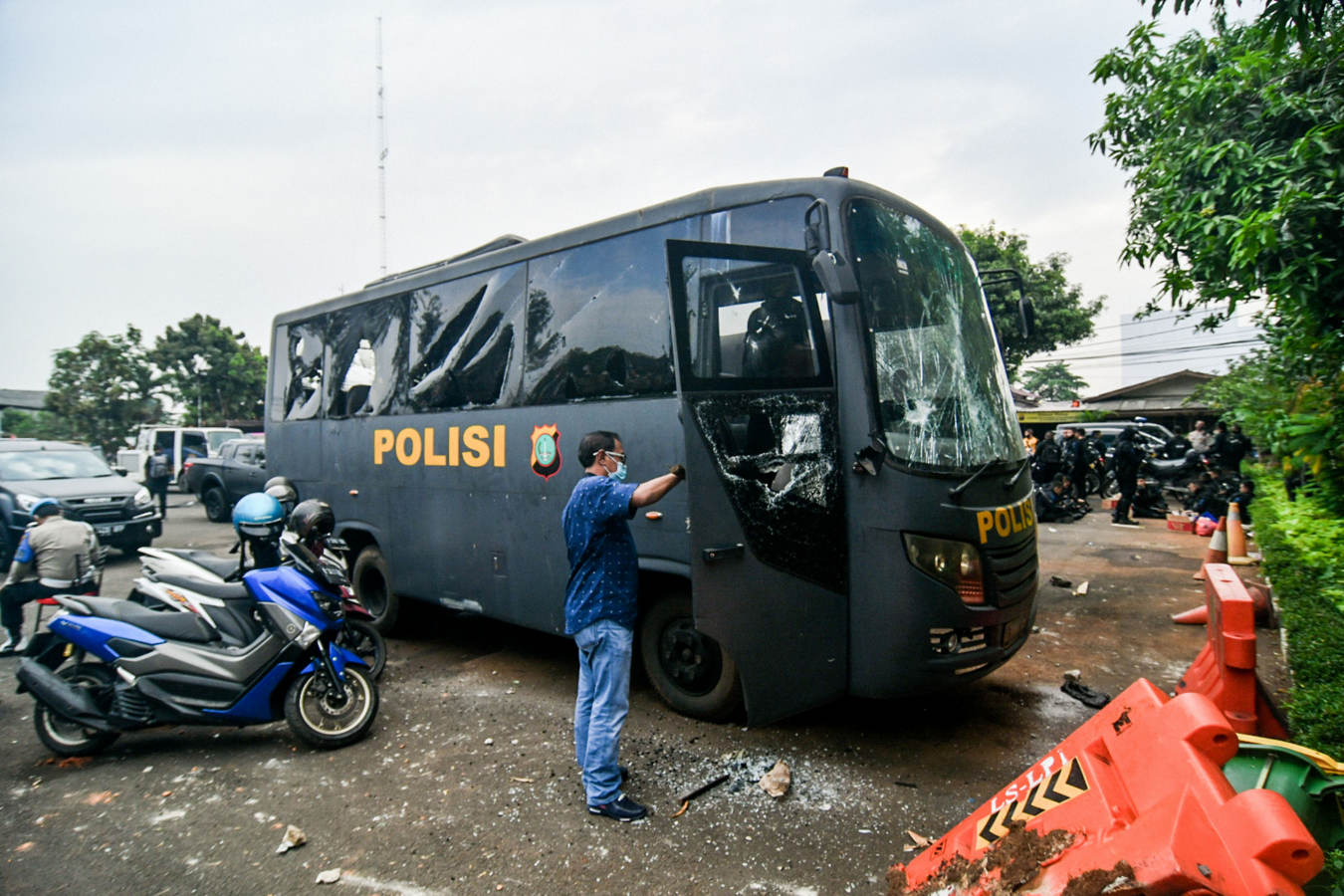 Kendaraan di Polsek Ciracas Dirusak dan Dibakar 