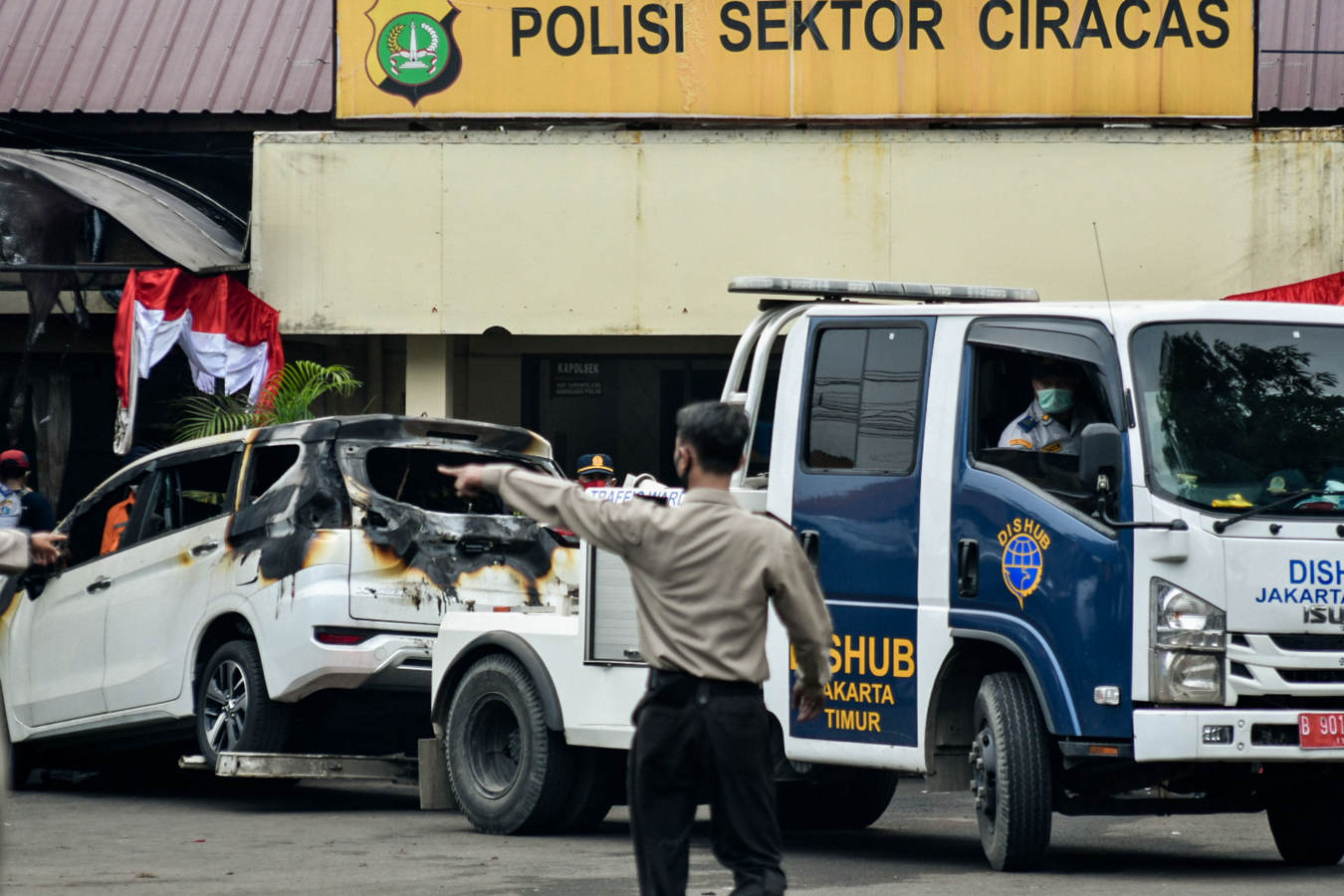 Kendaraan di Polsek Ciracas Dirusak dan Dibakar 