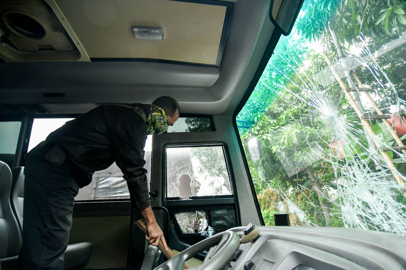 Kendaraan di Polsek Ciracas Dirusak dan Dibakar 