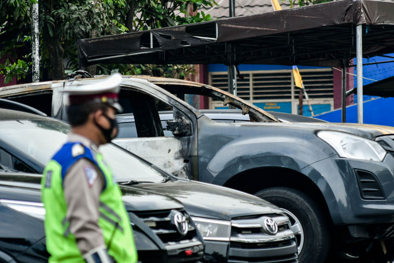 Kendaraan di Polsek Ciracas Dirusak dan Dibakar 