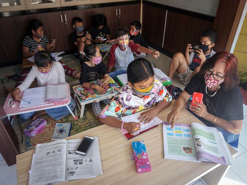 Belajar Secara Daring Di Pos Ronda