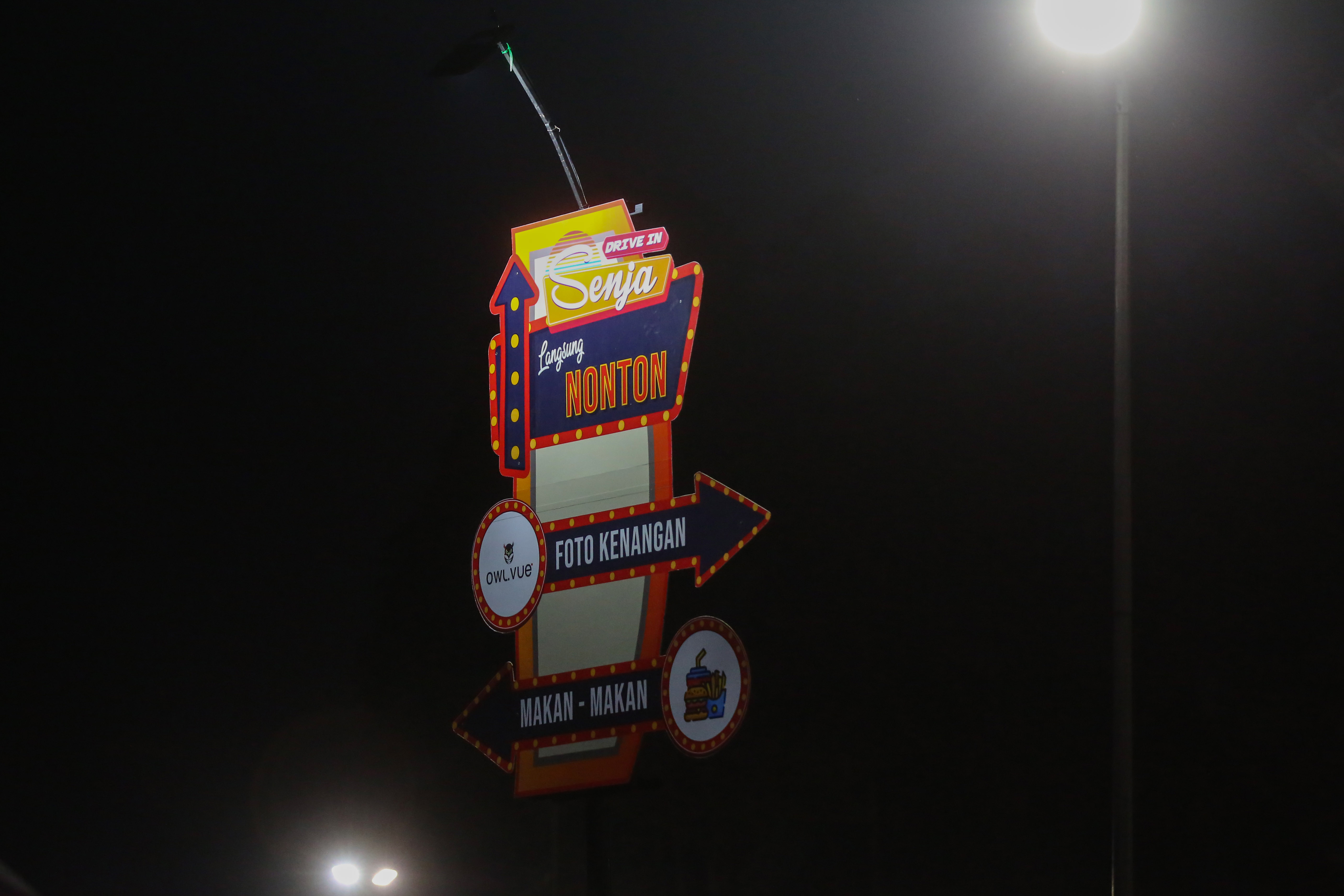 Menyaksikan Layar Tancap dari Dalam Mobil di Tangerang