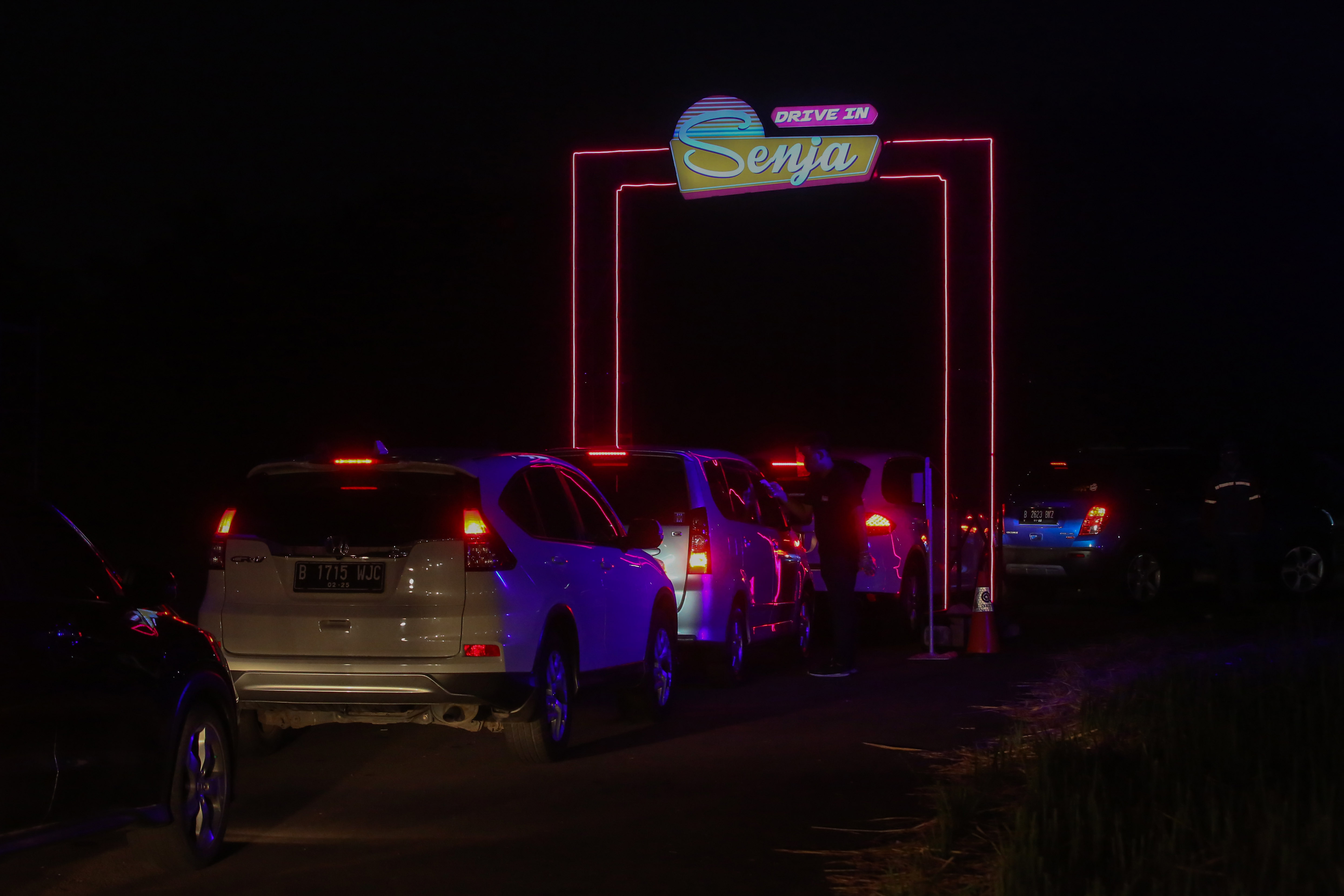 Menyaksikan Layar Tancap dari Dalam Mobil di Tangerang