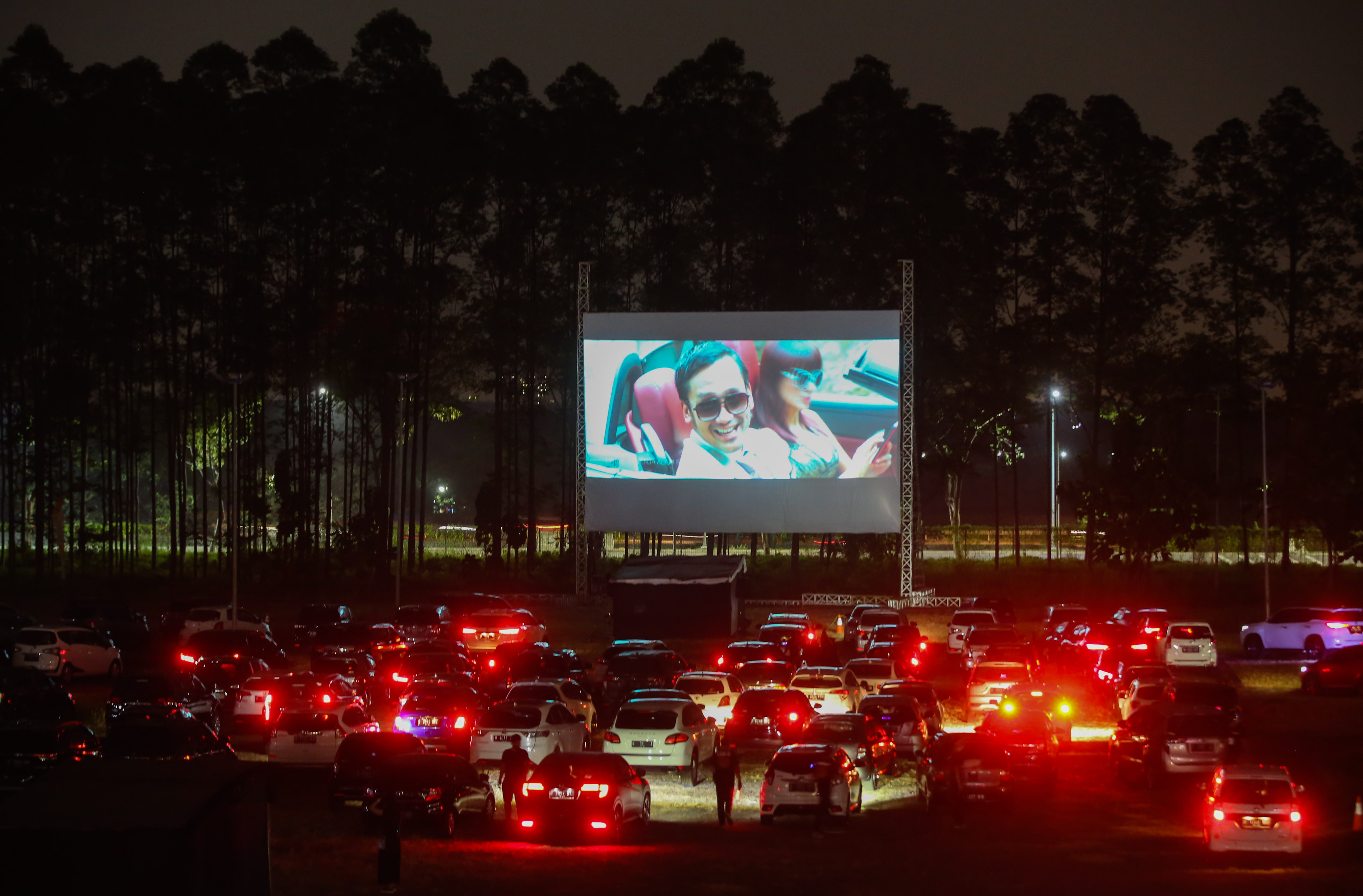 Menyaksikan Layar Tancap dari Dalam Mobil di Tangerang