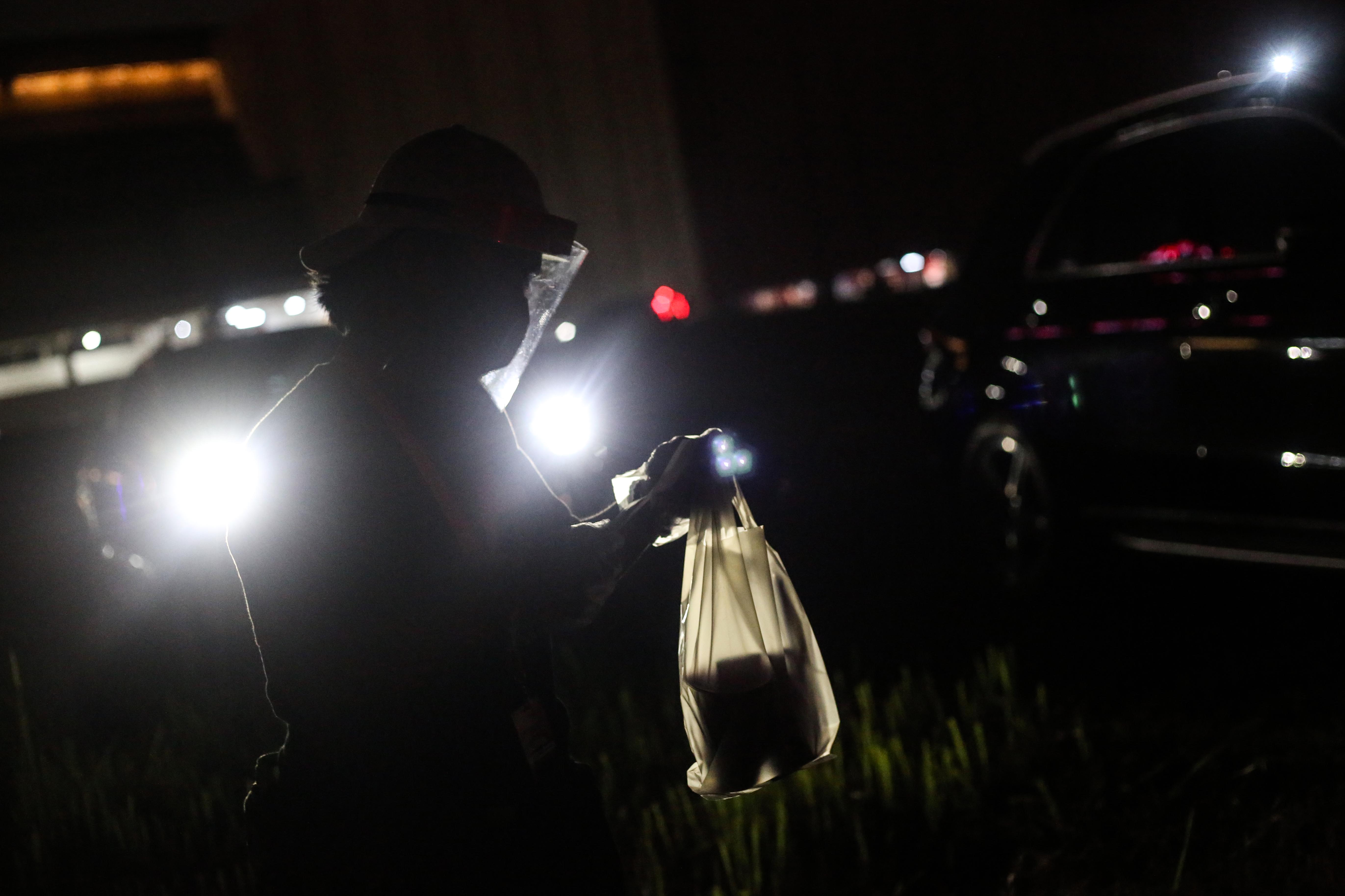 Menyaksikan Layar Tancap dari Dalam Mobil di Tangerang