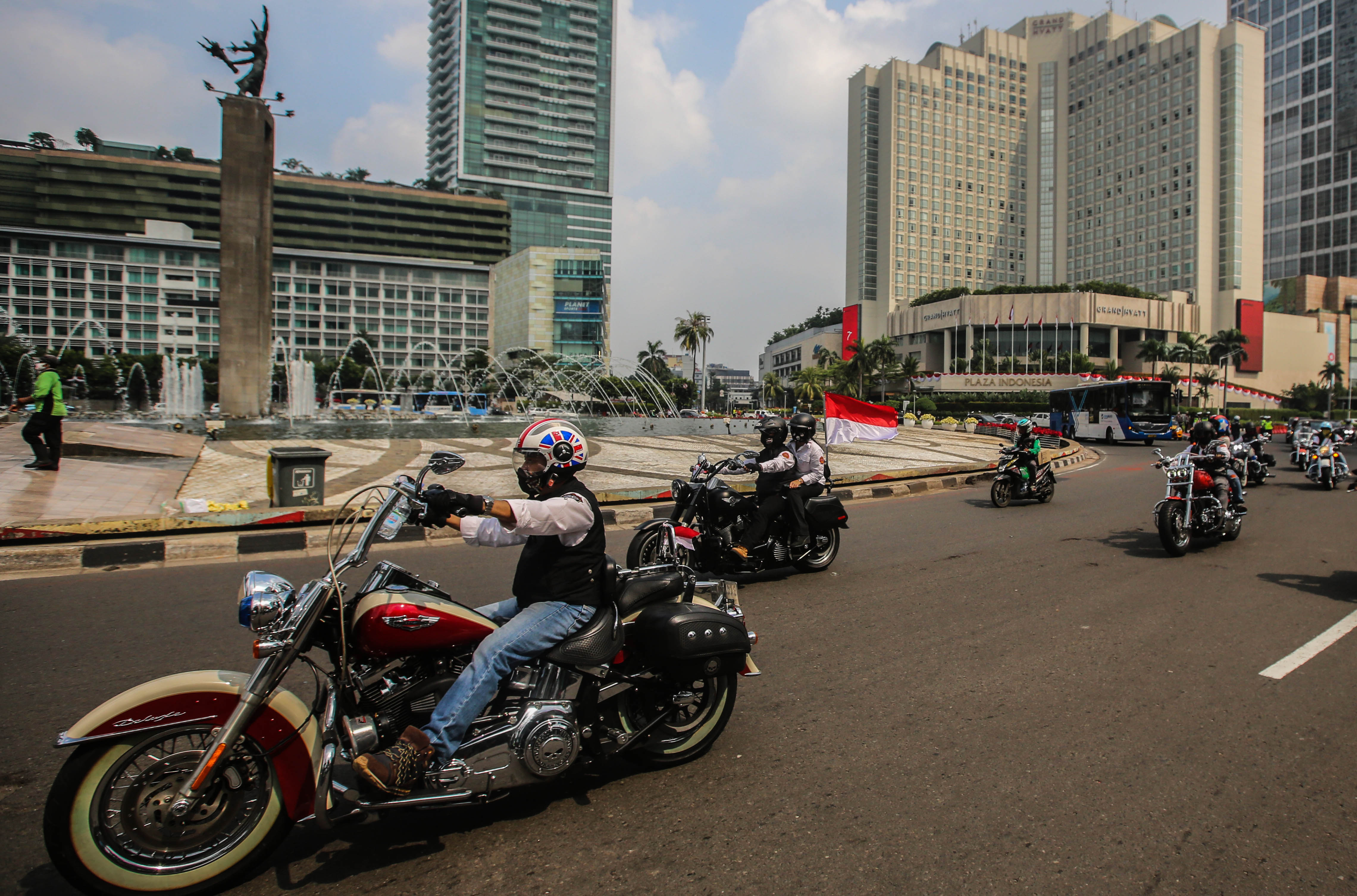 Keliling Jakarta Peringati HUT Ke-75 RI