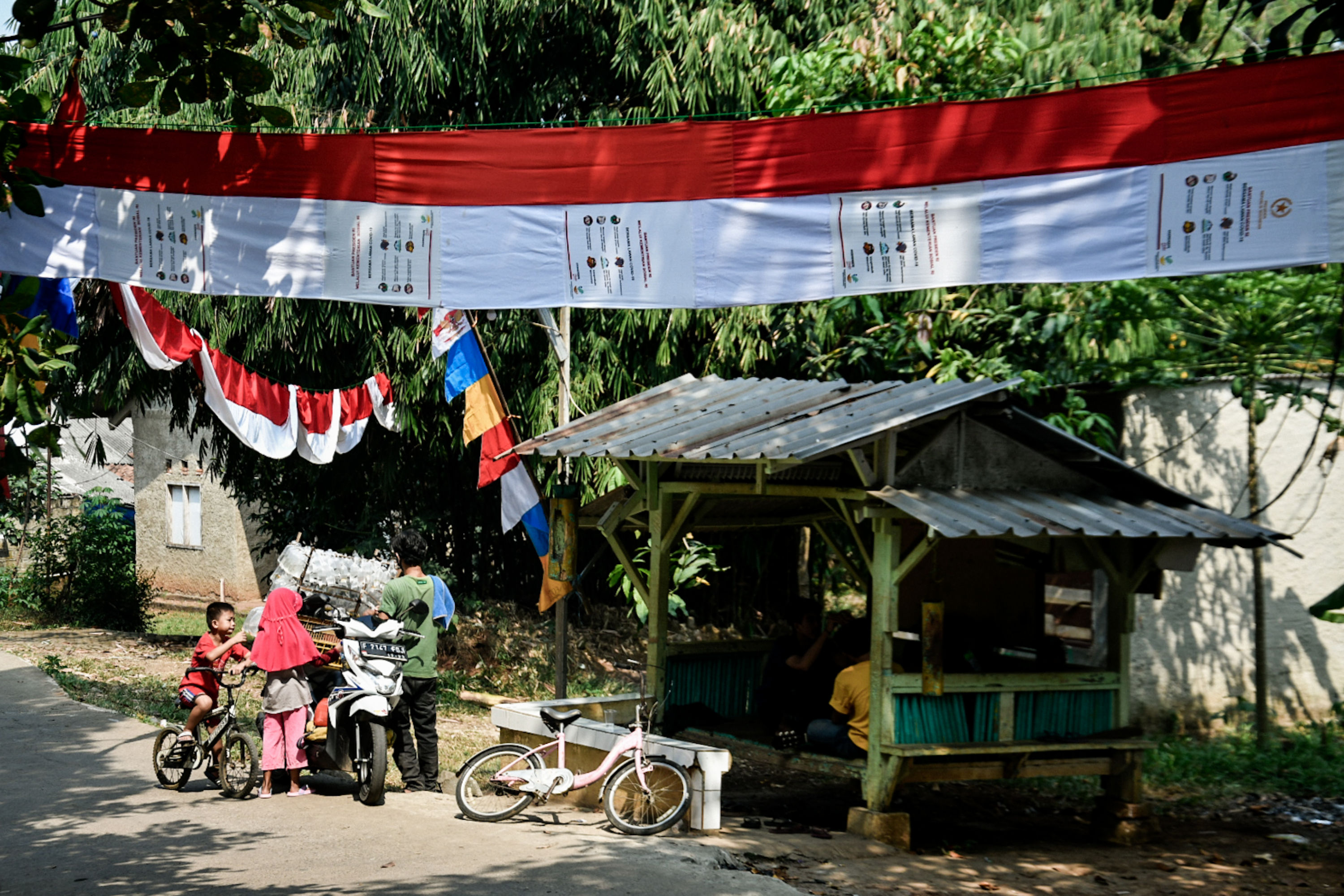 Umbul-Umbul Merah Putih dari Tas Bekas Banpres