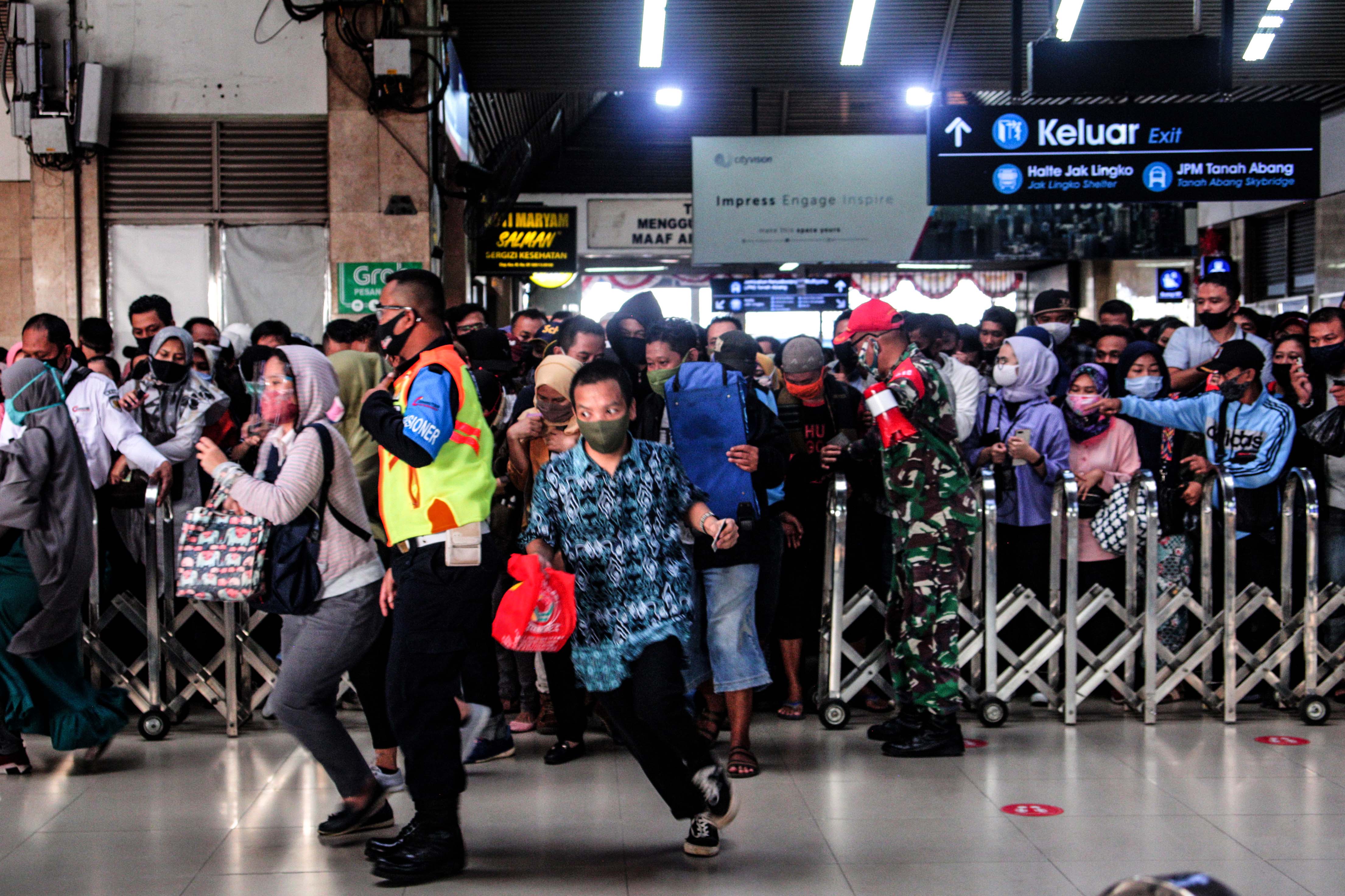 Penumpang KRL Berebut Masuk ke Dalam Stasiun Tanah Abang