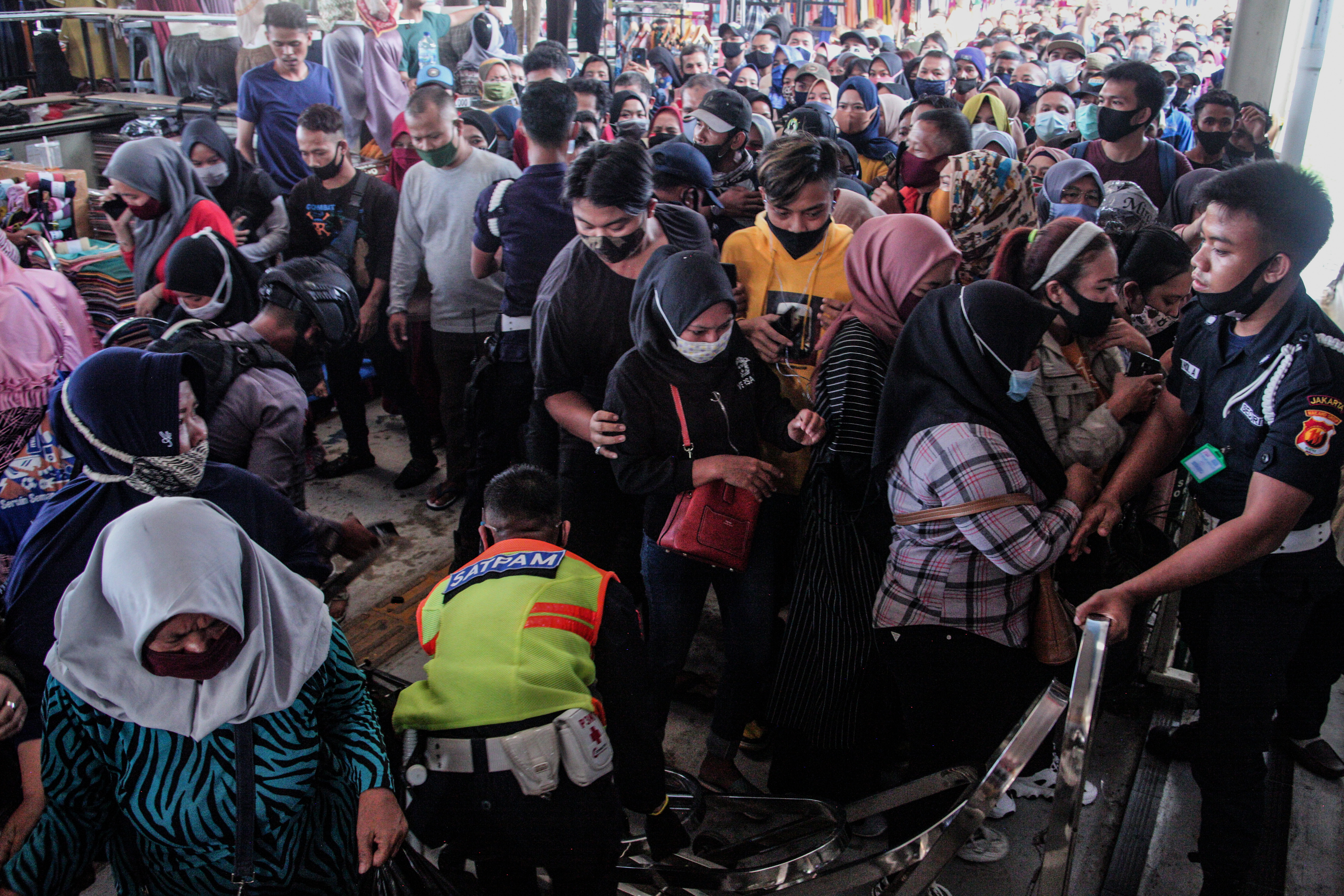 Penumpang KRL Berebut Masuk ke Dalam Stasiun Tanah Abang