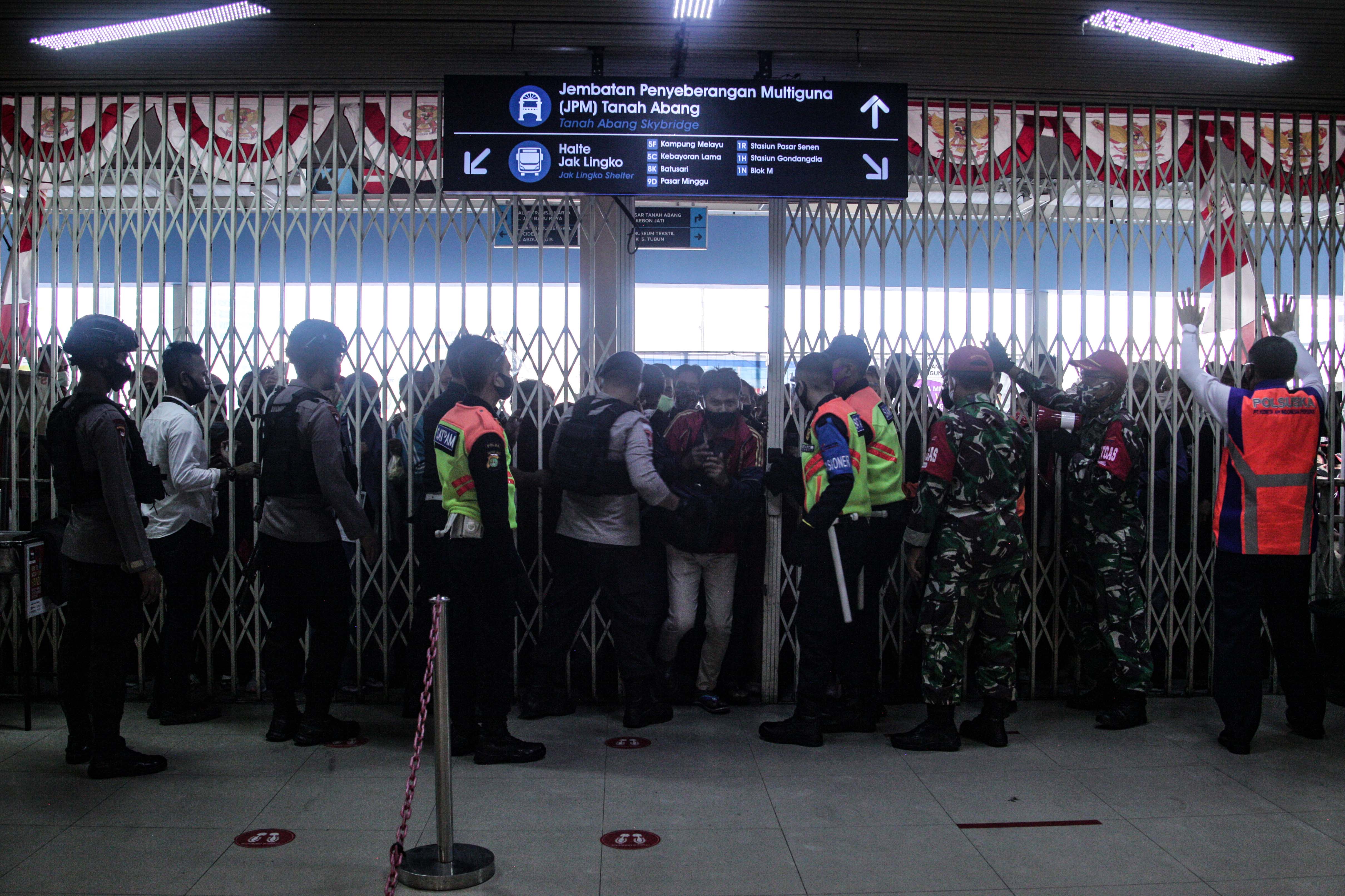 Penumpang KRL Berebut Masuk ke Dalam Stasiun Tanah Abang