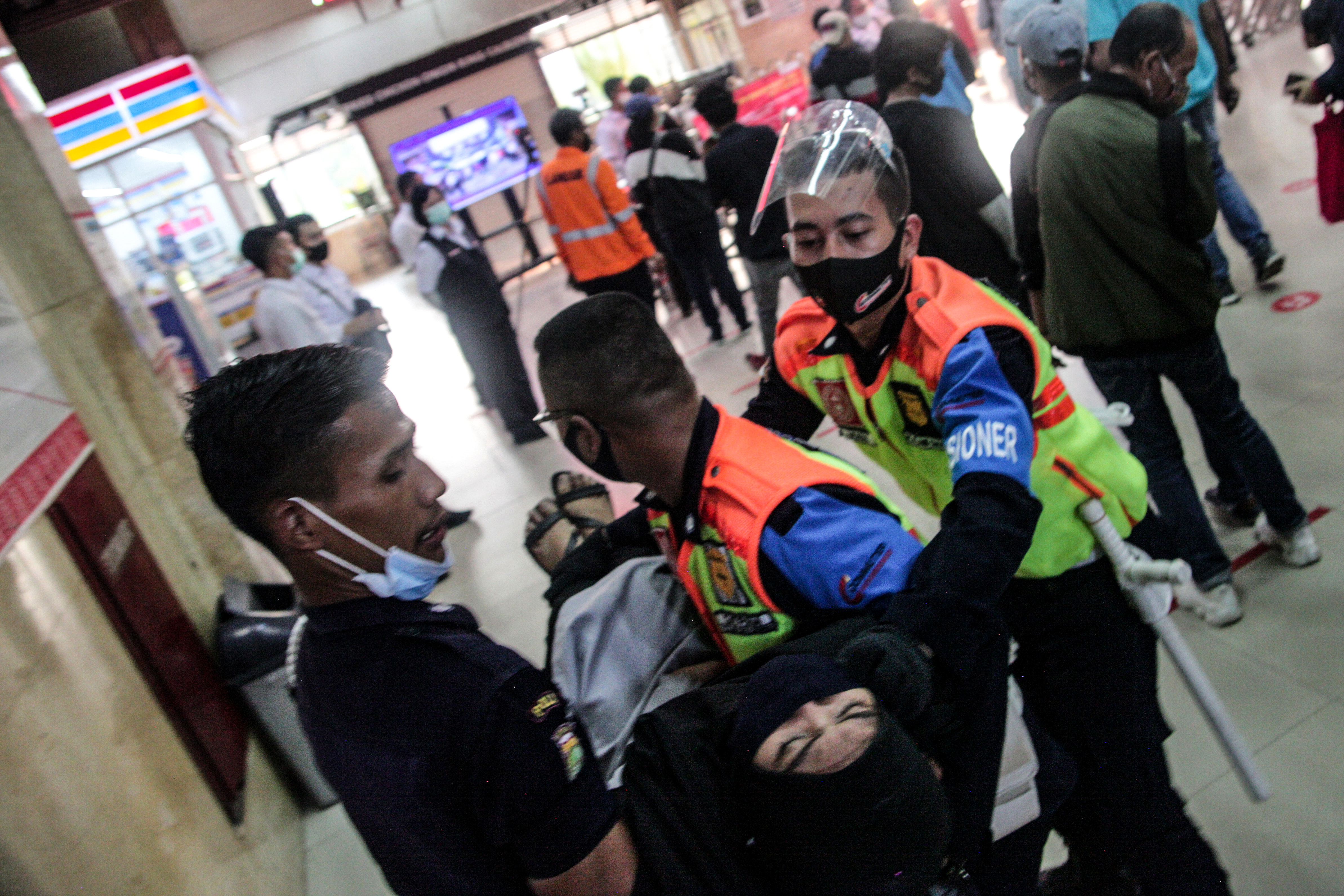 Penumpang KRL Berebut Masuk ke Dalam Stasiun Tanah Abang