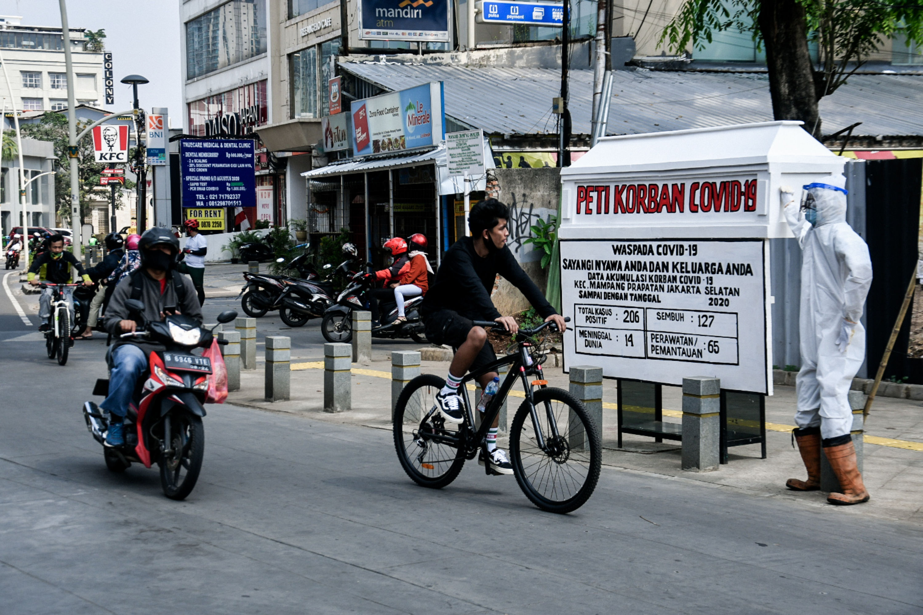 Seni Instalasi Covid-19 Peringatkan Warga
