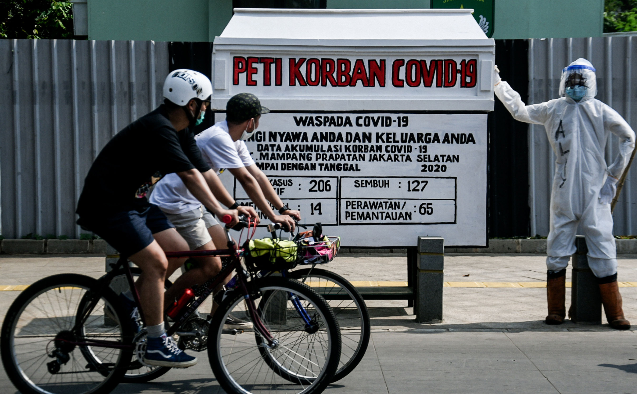 Seni Instalasi Covid-19 Peringatkan Warga