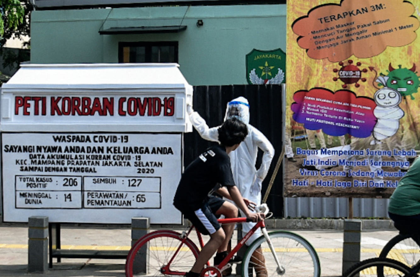 Seni Instalasi Covid-19 Peringatkan Warga