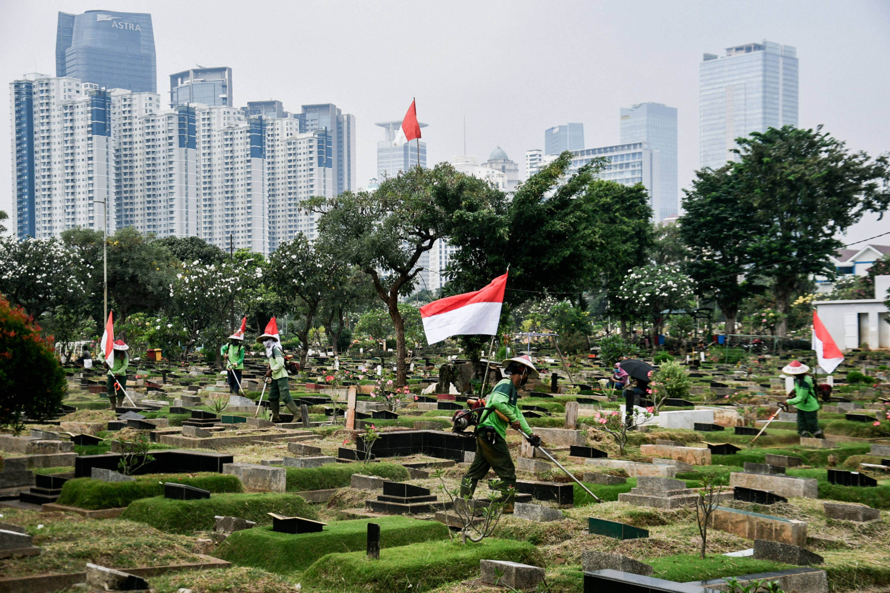 Petugas Memakai Atribut Kemerdekaan