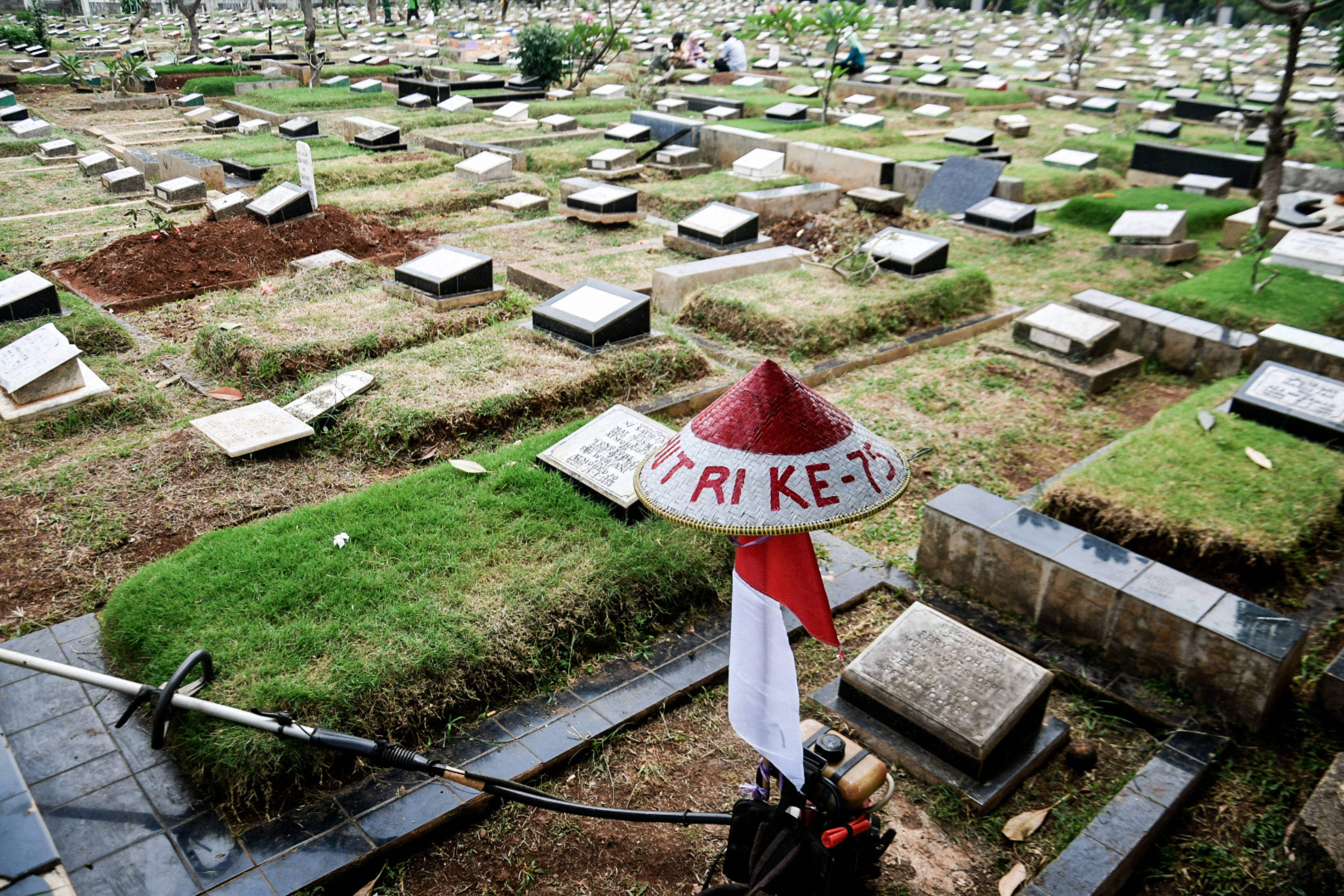 Petugas Memakai Atribut Kemerdekaan