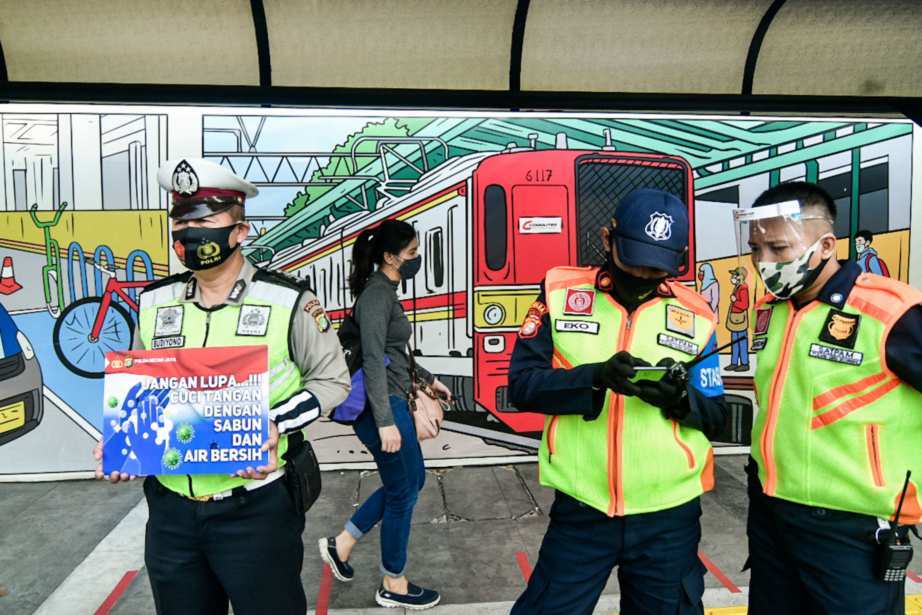  Sosialisasi Penerapan Protokol Kesehatan di Stasiun Tanah Abang