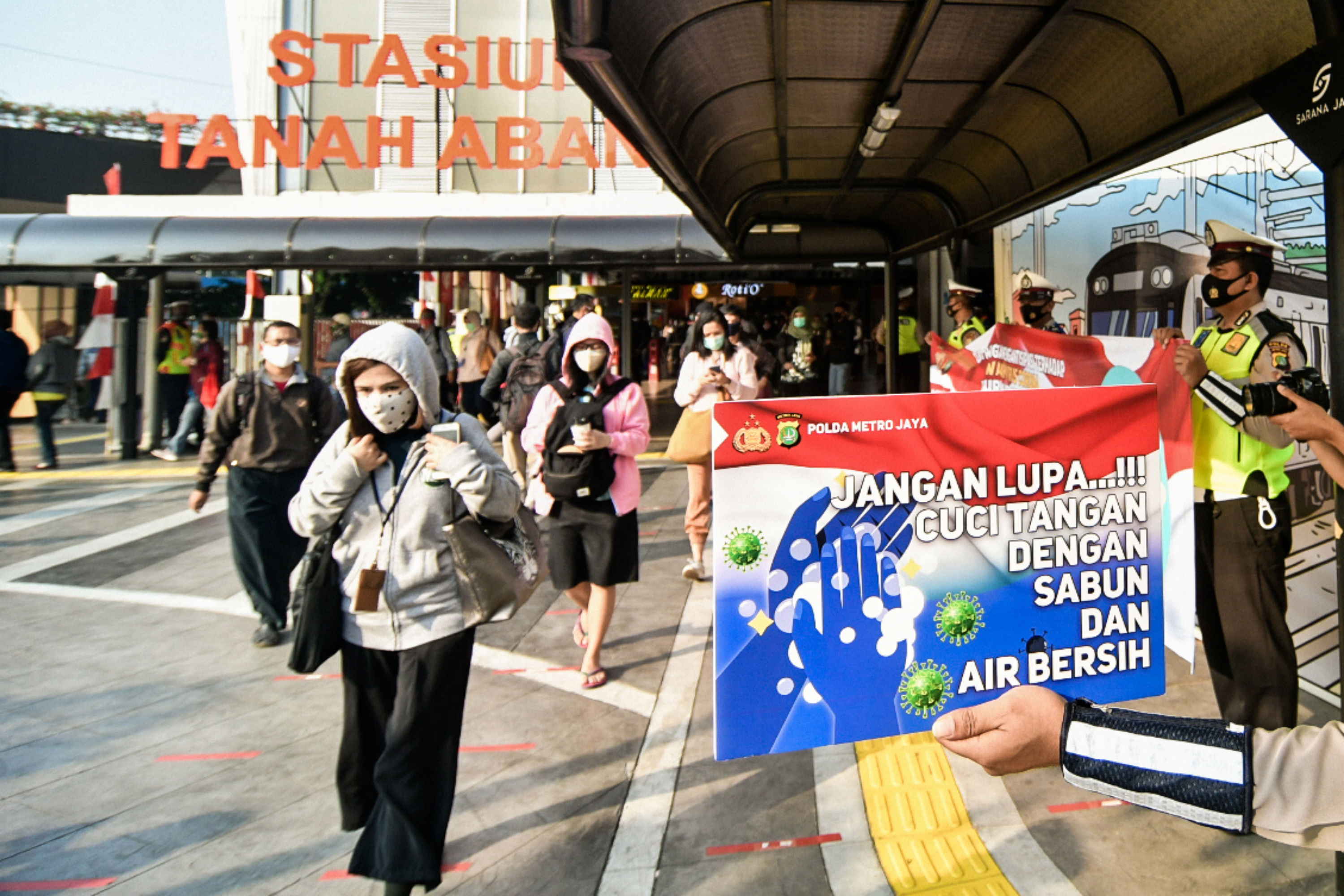  Sosialisasi Penerapan Protokol Kesehatan di Stasiun Tanah Abang