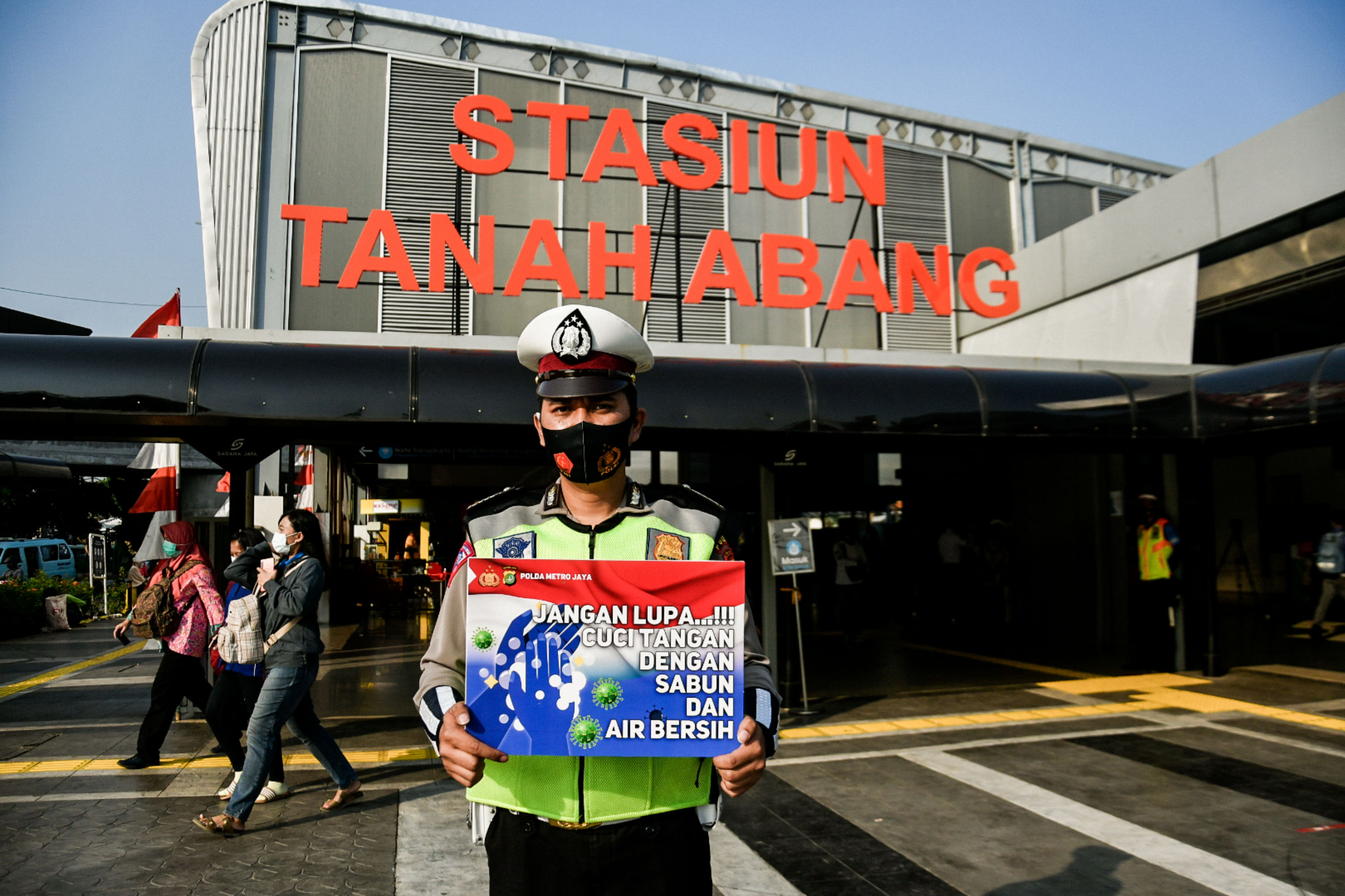  Sosialisasi Penerapan Protokol Kesehatan di Stasiun Tanah Abang