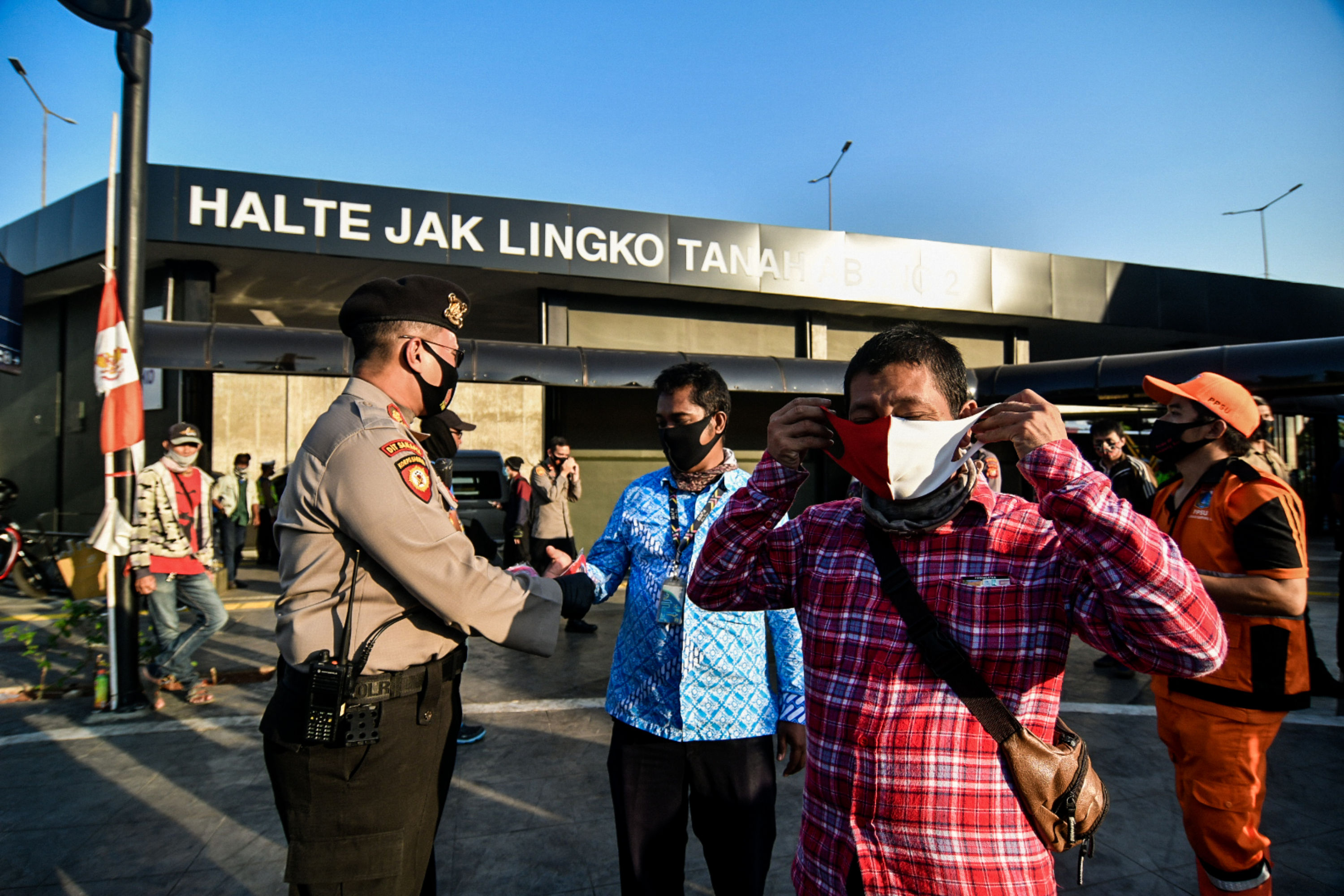 Disiplin Protokol Kesehatan di Stasiun Tanah Abang
