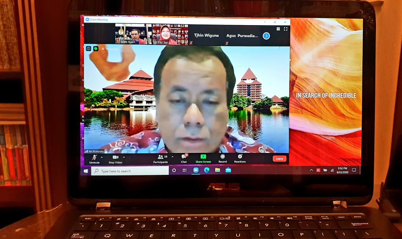 Saleh Husin Bacakan Puisi Karya Taufik Ismail 