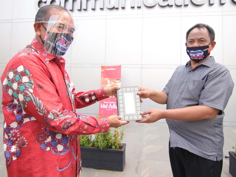 Smartfren Bersama Yayasan Muslim Sinar Mas Serahkan Hewan Kurban 