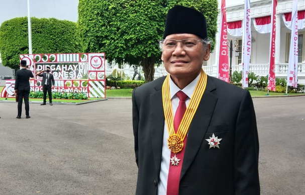 Saur Hutabarat Dianugerahi Bintang Jasa Nararya Dari Presiden