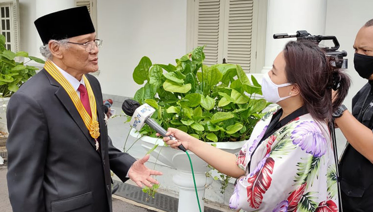 Saur Hutabarat Dianugerahi Bintang Jasa Nararya Dari Presiden