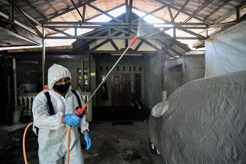 Penyemprotan Disinfektan di Pemukiman 
