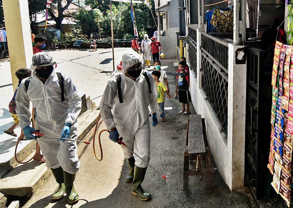 Penyemprotan Disinfektan di Pemukiman 
