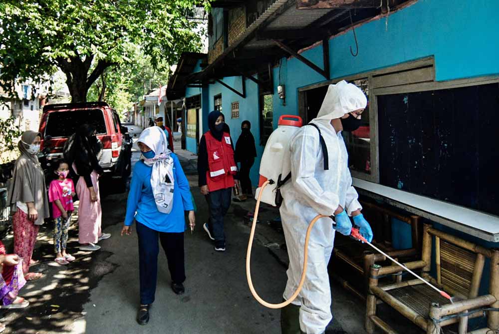 Penyemprotan Disinfektan di Pemukiman 