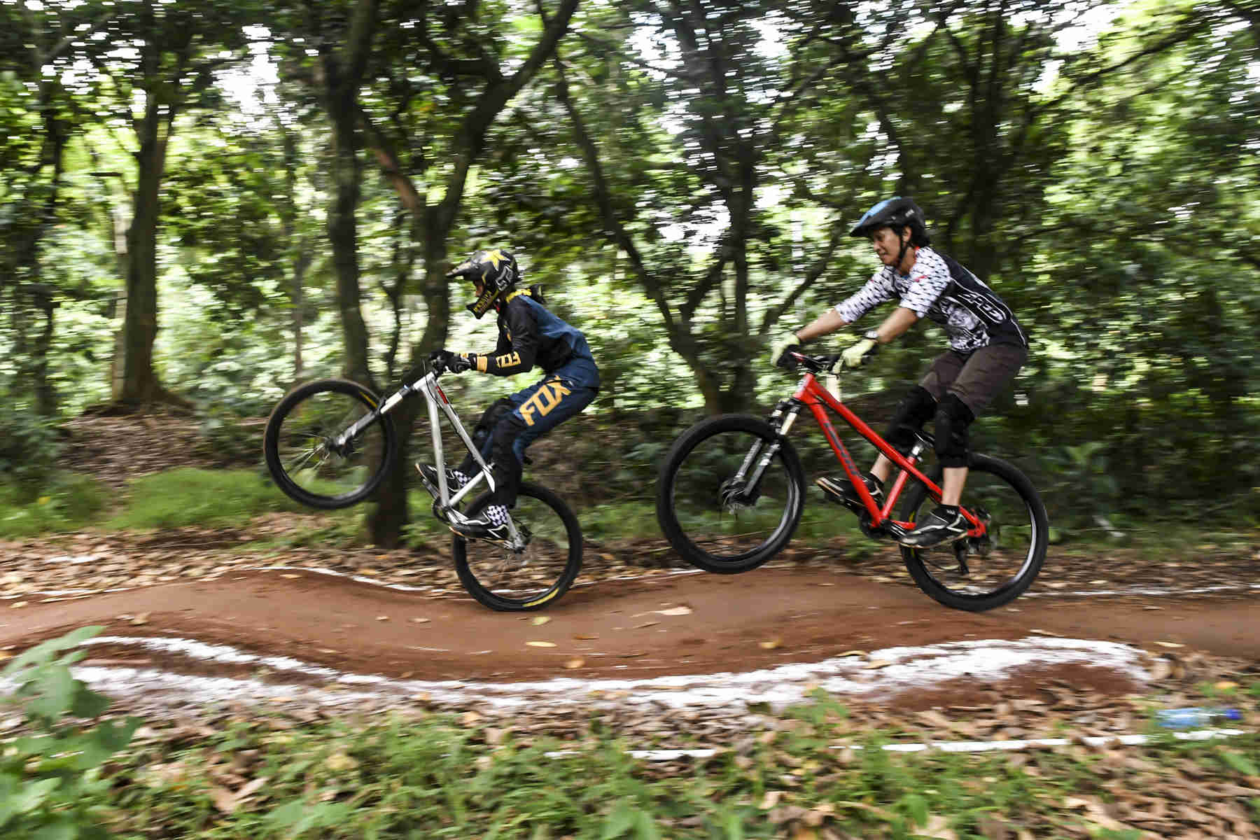 Berlatih Dual Cross di Bike Park UI Depok 