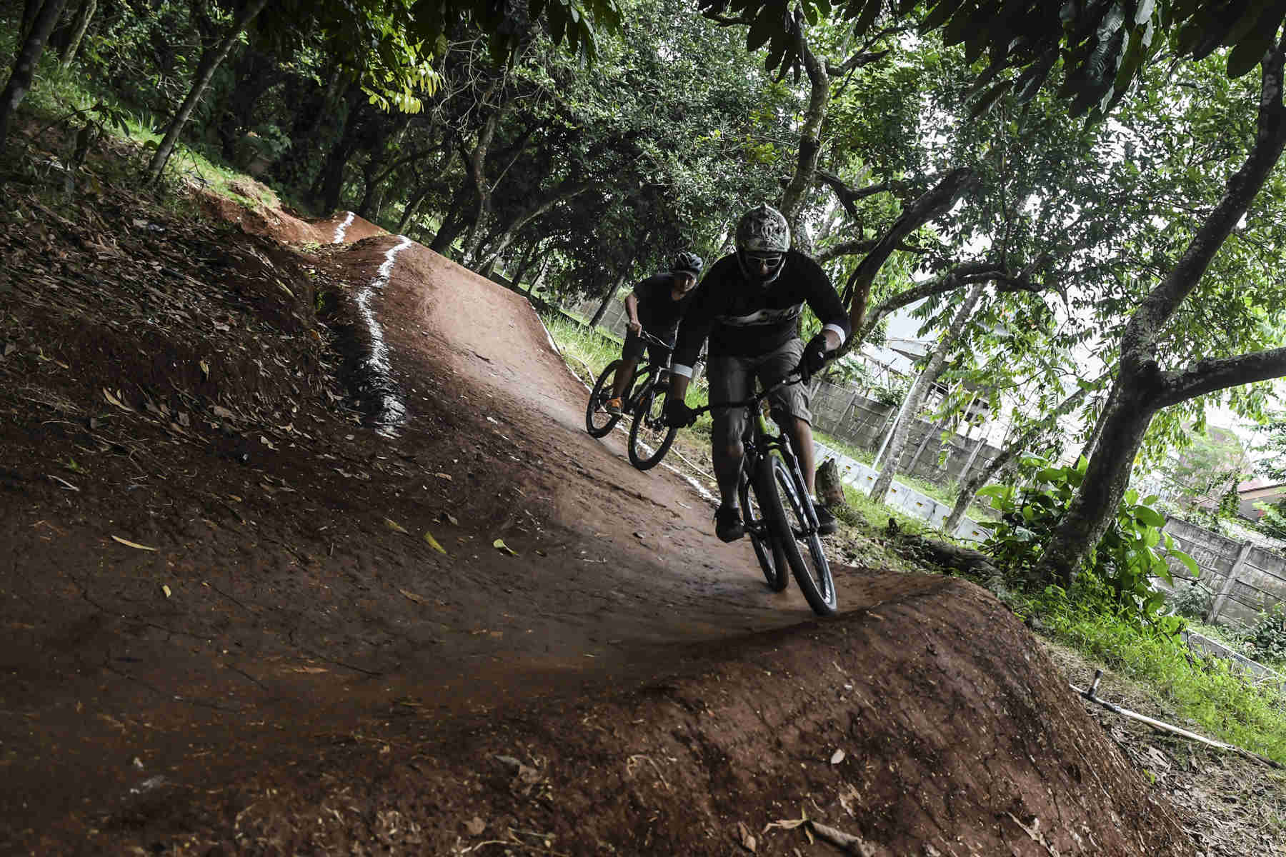 Berlatih Dual Cross di Bike Park UI Depok 