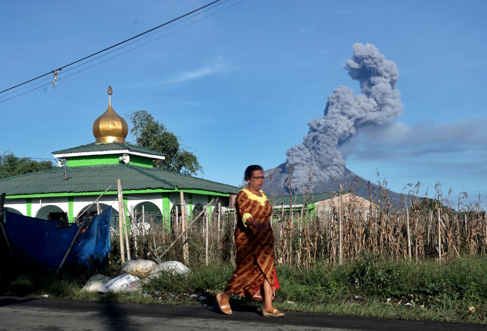 Gunung Sinabung Kembali Semburkan Abu Vulkanis