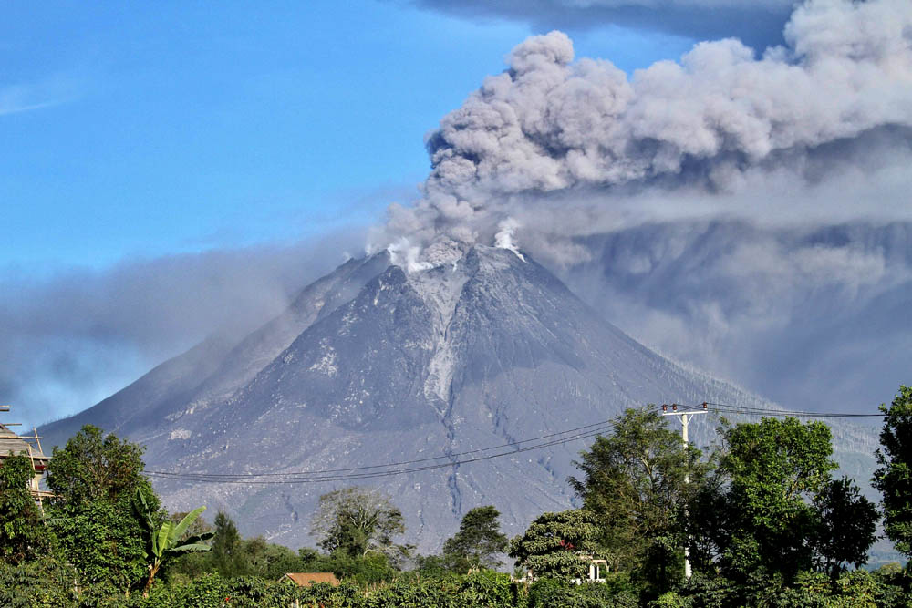 Gunung Sinabung Kembali Semburkan Abu Vulkanis