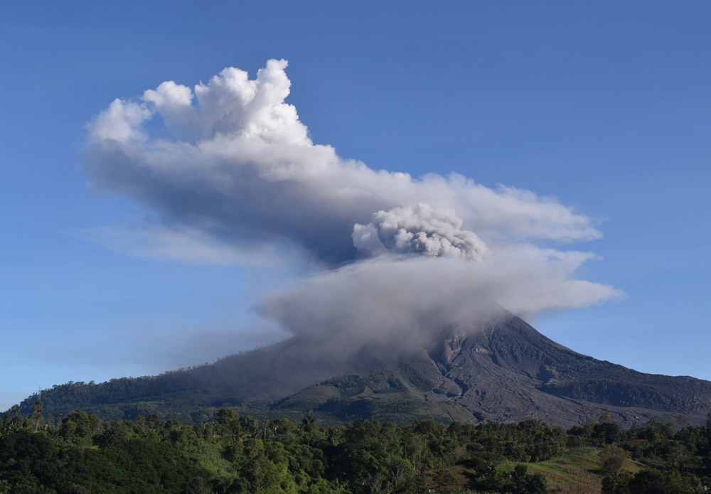 Gunung Sinabung Kembali Semburkan Abu Vulkanis