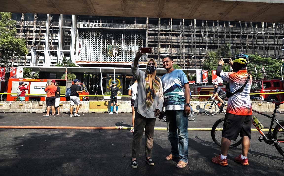 Berswafoto di Sisa Kebakaran Gedung Kejaksaan Agung