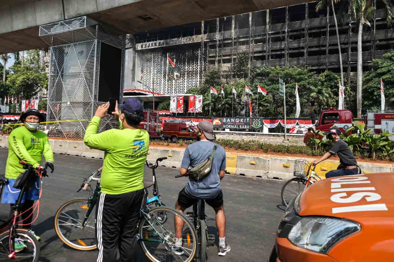 Berswafoto di Sisa Kebakaran Gedung Kejaksaan Agung