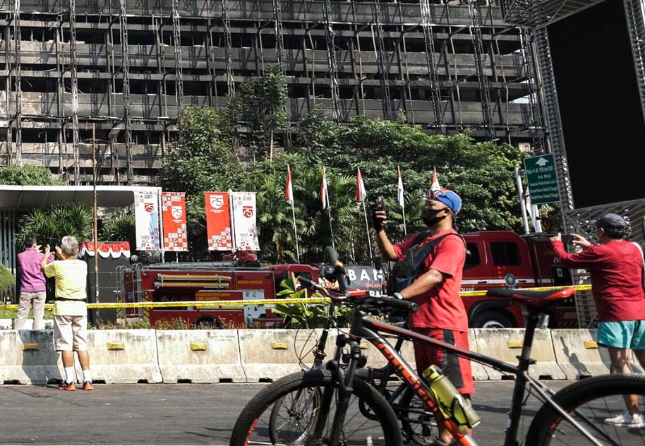 Berswafoto di Sisa Kebakaran Gedung Kejaksaan Agung