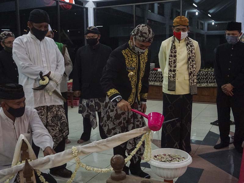 Tradisi Jamasan Tombak Abirawa